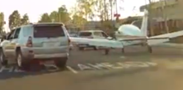 Avioneta aterrizó en una avenida de California