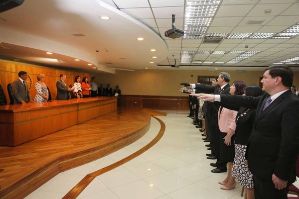 Ministros toman juramento a magistrados y fiscales