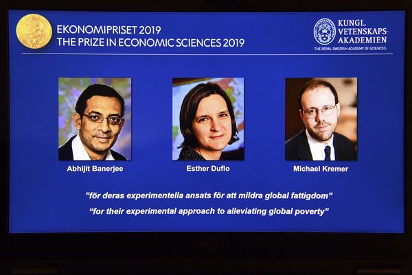 Tres economistas ganan Nobel por trabajos sobre la pobreza