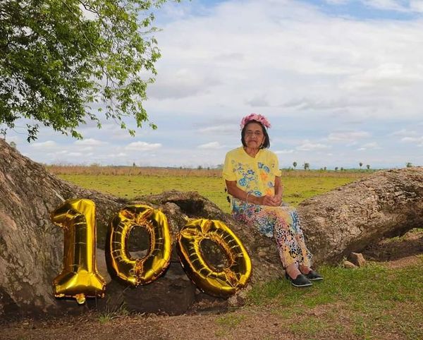 Abuela celebra sus 100 años de manera inusual y divertida  - Nacionales - ABC Color