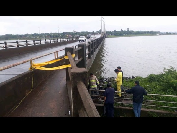 MUJER SUFRIÓ UN PARO Y CAYÓ DEL PUENTE