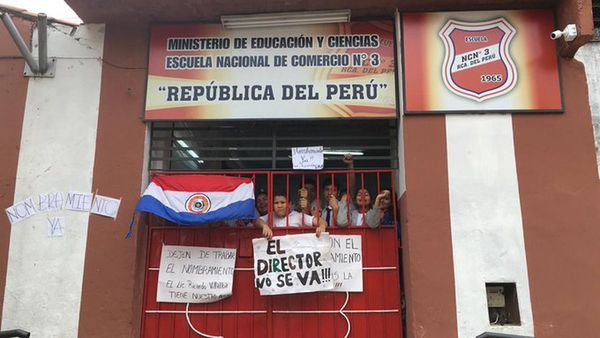 Toman colegio en Sajonia exigiendo nombramiento de director