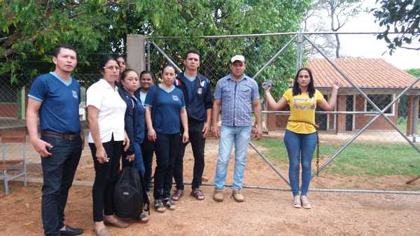 Madre se encadena a un portón de escuela como medida de fuerza | Radio Regional 660 AM