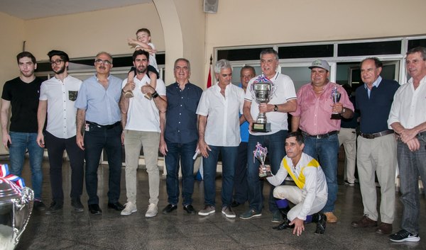 Kamikase sigue imbatible y Único pegó el batacazo
