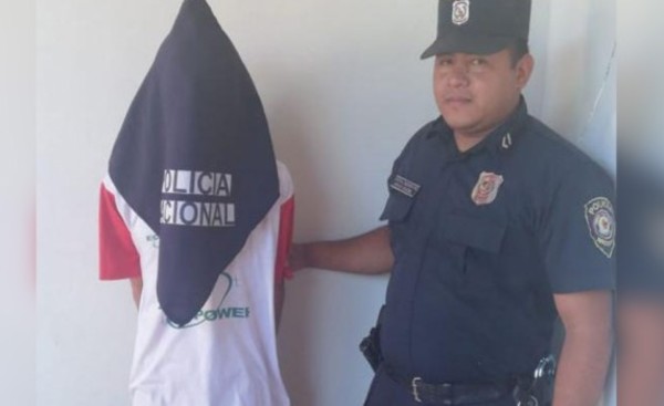 Entregado a la policía por su madre luego de robar a su hermano