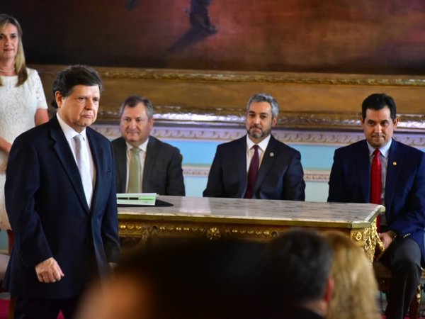 Euclides Acevedo jura como nuevo ministro del Interior