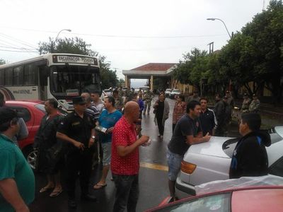 Paseros cierran acceso al puente en Encarnación - Nacionales - ABC Color