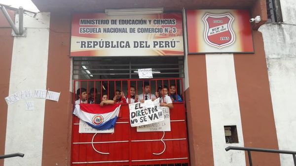 Alumnos toman escuela Comercio Nº3 para exigir nombramiento de director - Periodísticamente - ABC Color
