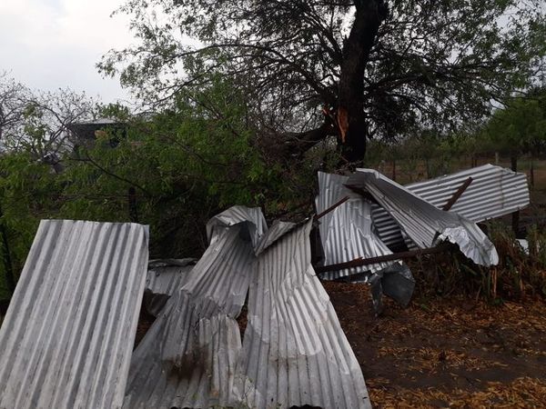 Viviendas y local escolar afectados por temporal en Bahía Negra - Nacionales - ABC Color