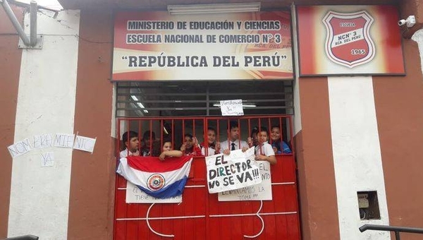 HOY / Alumnos de Comercio 3 toman el local: exigen al MEC que designen a un director