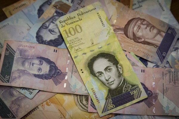 Régimen chavista aumenta salario mínimo a 300.000 bolívares - ADN Paraguayo