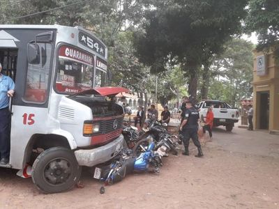 Colectivo rodó libre por pendiente y atropelló una cantidad de motos - Nacionales - ABC Color
