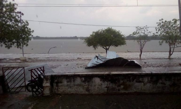 HOY / Fuerte temporal en Bahía Negra deja a su paso destrozos y viviendas destechadas