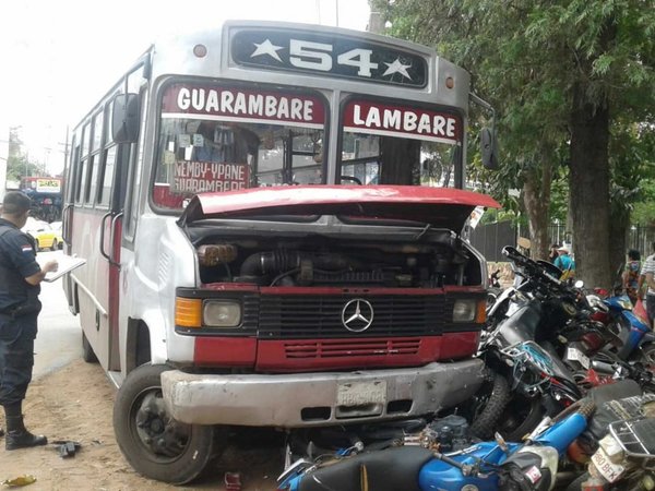 Colectivo sin chofer se deslizó y chocó contra varias motos