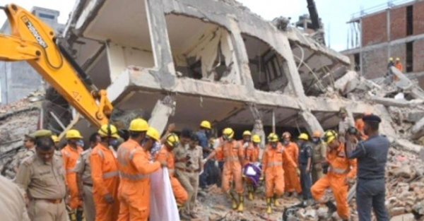 Derrumbe de edificio mata a una docena de gente