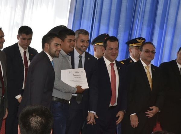 Mario Abdo otorga reconocimiento a Juan Pablo por gesto humanitario