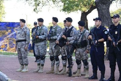 Ex agentes de la Policía Nacional se movilizan en repudio de la Enmienda Constitucional