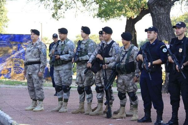 Ex agentes de la Policía Nacional se movilizan en repudio de la Enmienda Constitucional