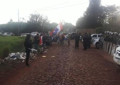 Manifestantes escracharon al juez que blanqueo al senador colorado por enriquecimiento ilícito en el Este