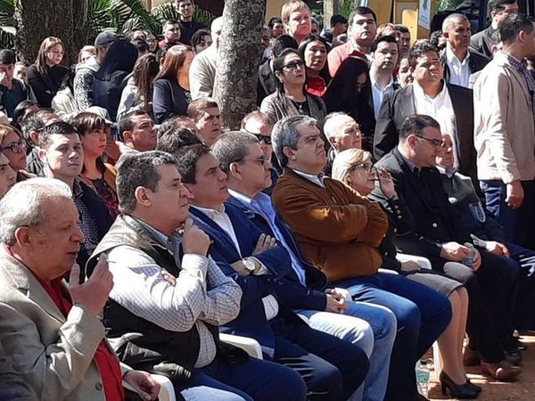 Horacio Cartes es tratado como presidente en Paraguarí