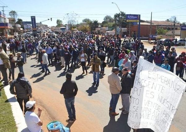 Campesinos cierran rutas para presionar renuncia de traidores a la patria