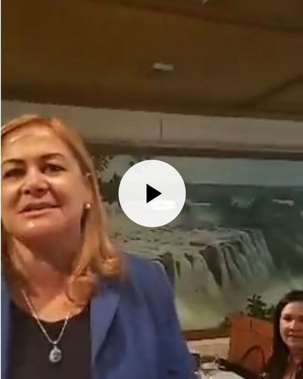 Escrachan a senadora en el Bolsi de Asunción