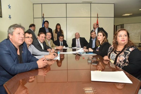 Diputados de Oposición presentaron pedido de juicio politico contra Mario Abdo, Hugo Velázquez y el ministro Benigno López