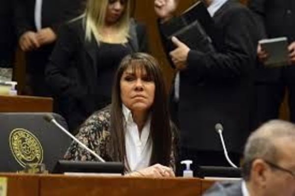 Celeste amarilla sostiene que no existe causales para ser destituida del Congreso