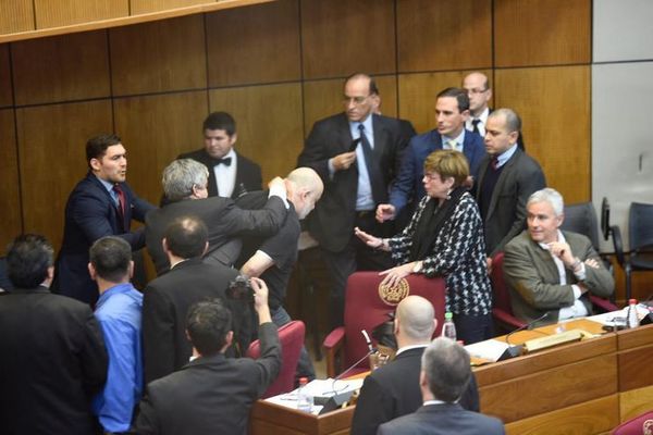 Los senadores Enrique Riera y Payo Cubas se trenzan a golpes  en plena sesión del Congreso
