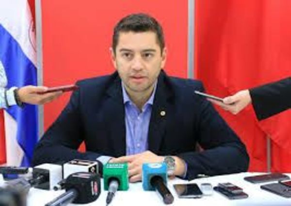 Presidente Alliana rescinde millonaria adjudicación para obsequios protocolares
