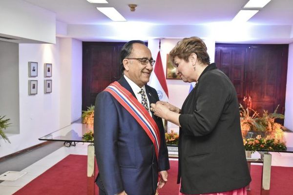 Condecoran al embajador panameño Hugo Moreno por servicios prestados