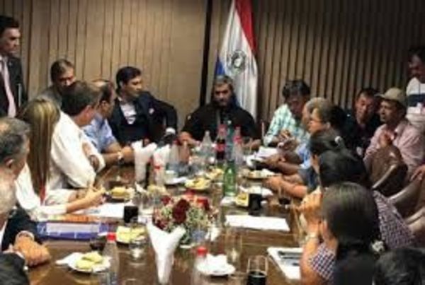 Gobierno y sectores campesinos acuerdan transferencia de fondos para programas rurales
