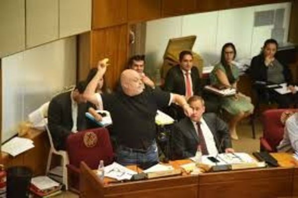 Senador Payo Cubas denuncia a Benigno López por desvío de USD 3 millones