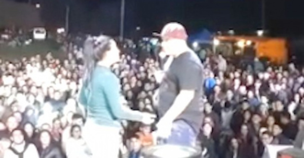 Animador pidió casorio en público