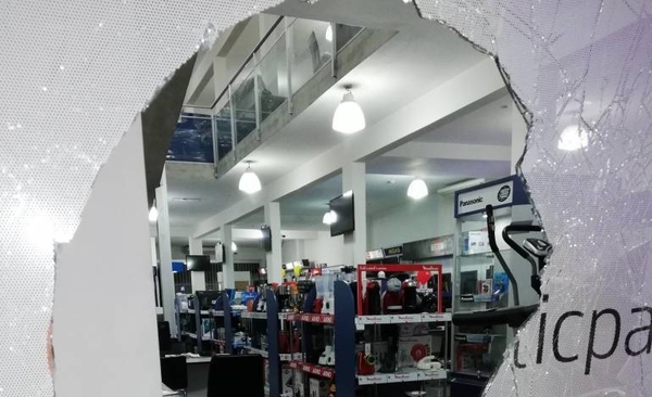 HOY / Vándalo destroza blíndex de un comercio en Luque