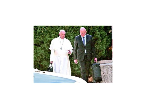 Jefe de seguridad del Papa renuncia por filtración confidencial