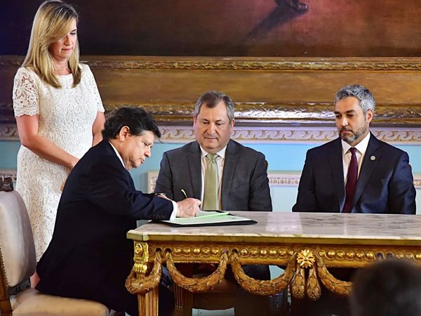 Juró Acevedo  y prometió luchar contra el crimen saneando la Policía