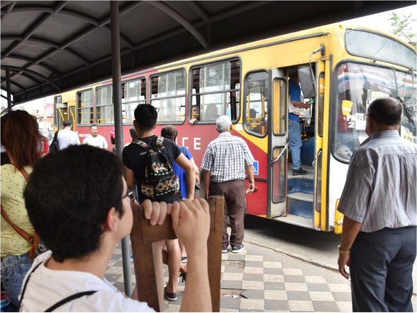 Eterno calvario de pasajeros: Poca frecuencia de buses