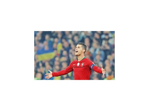 Ucrania amargó los 700 goles de CR7