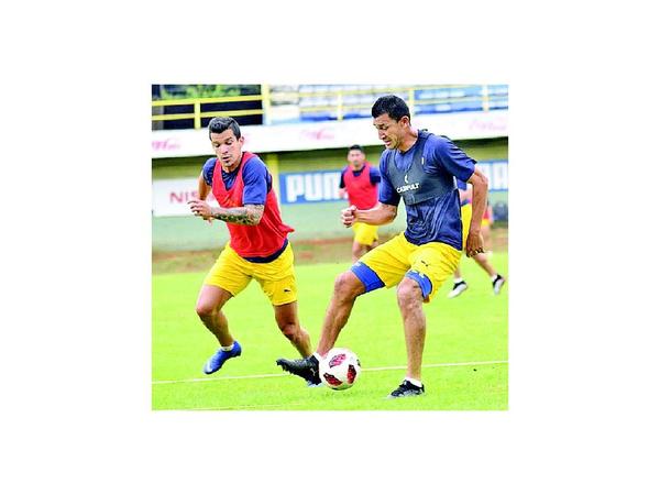 Luqueño entrena con media concentración