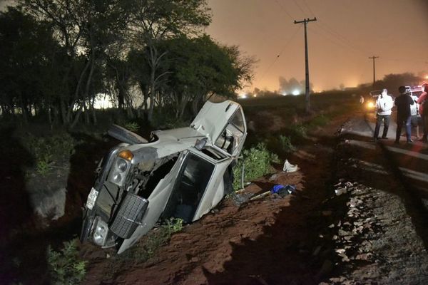 Aparatoso vuelco en ramal Ypané - Villeta - Nacionales - ABC Color