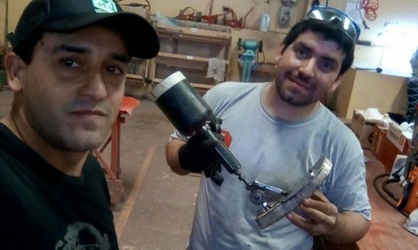 HERMANOS FABRICARON PRÓTESIS PARA REGALARLE A UN NIÑO POR SU CUMPLE