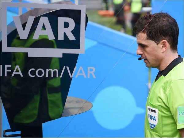 La IFAB examinará la implantación del VAR en una veintena de Ligas