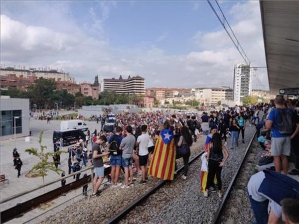 Cataluña registra nuevas manifestaciones y cortes de carreteras | .::Agencia IP::.