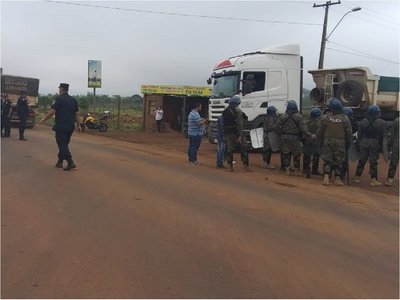 Policía despeja ruta cerrada por grupo de sintechos en Amambay