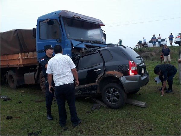 Mujer fallece tras chocar contra un camión en Guairá