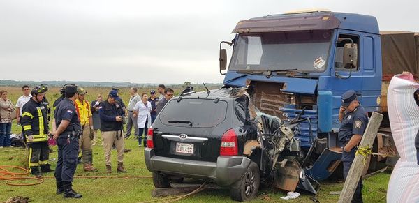 Acompañaba el traslado del cuerpo de su madre y murió al chocar con un camión - Nacionales - ABC Color