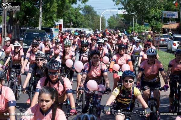 Más de 400 mujeres en bici alientan a la vida