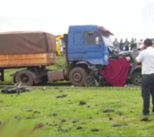 Iba camino al velorio de su madre, chocó contra un camión y murió - Paraguay.com