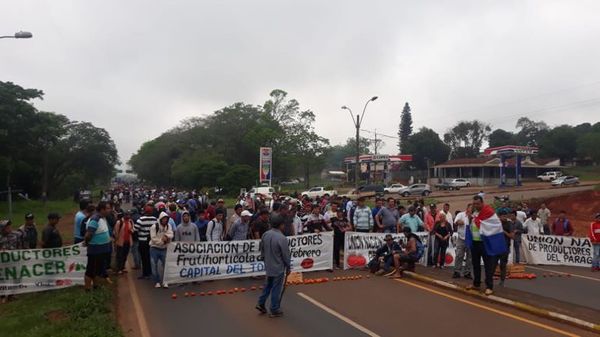 Unos 1.200 productores cierran ruta - Nacionales - ABC Color